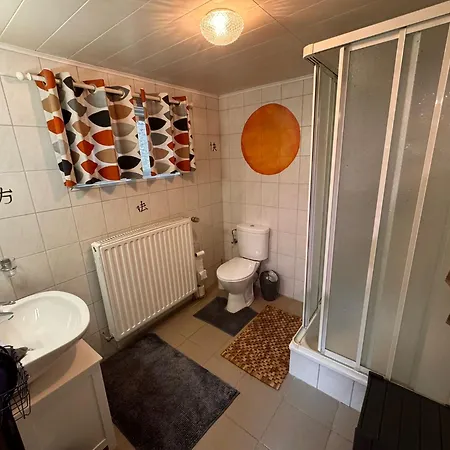 A L'ombre De La Chapelle