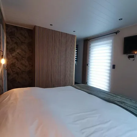 A L'ombre De La Chapelle Bed & Breakfast