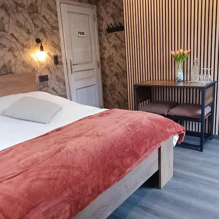 A L'ombre De La Chapelle