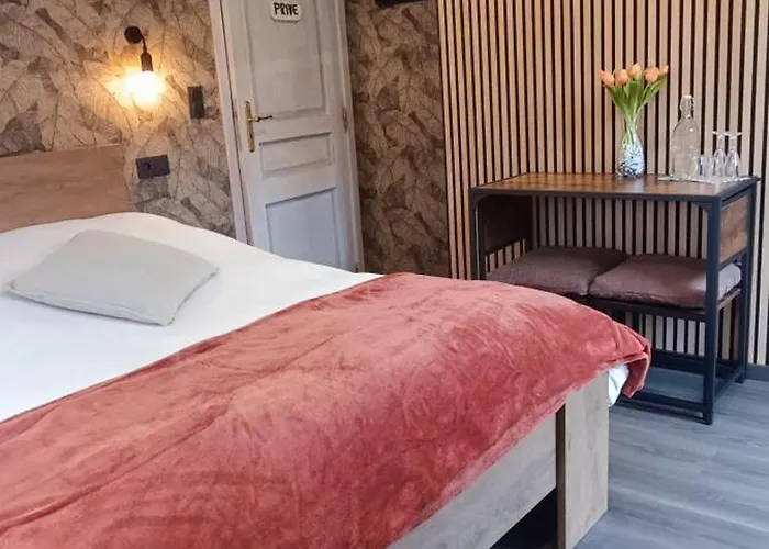 A L'ombre De La Chapelle