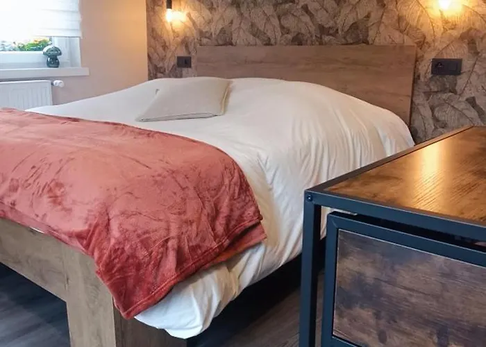 A L'ombre De La Chapelle Bed & Breakfast 3*